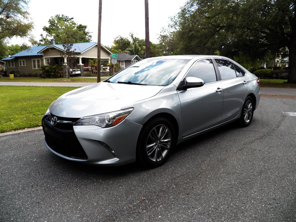 2015 Toyota Camry SE's photo